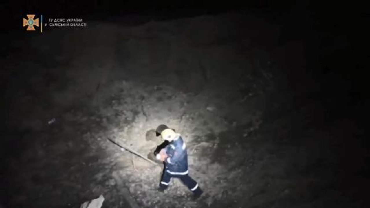 Sumy'de hava saldırısı sonrası enkaz kaldırma çalışmaları yapıldı