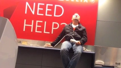 All by myself : la vidéo hilarante d'un Américain coincé à l'aéroport de Las Vegas