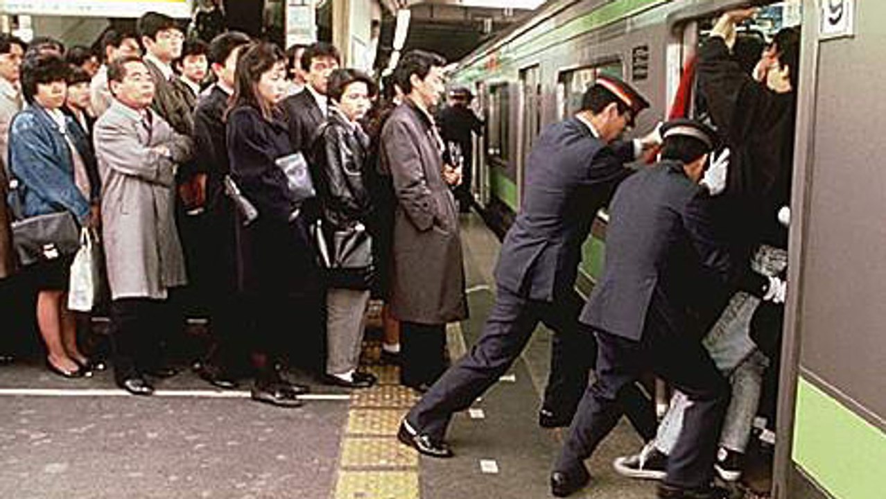 Au Japon, des pousseurs sont engagés pour remplir les wagons encombrés