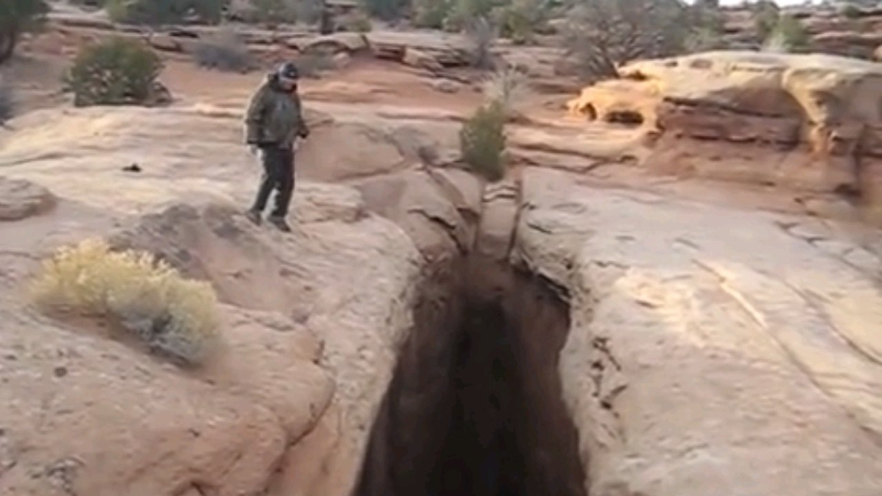 Il saute par-dessus un précipice de plus de 30 mètres de profondeur