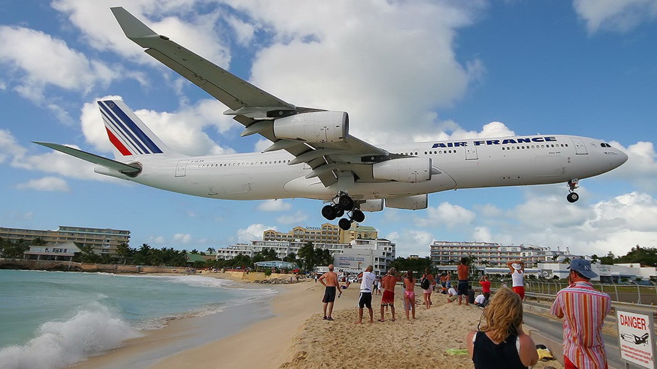 À Saint-Martin, l'aéroport est situé à seulement 20 mètres de la plage !