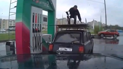 Vous n'avez jamais vu un pompiste comme ça !