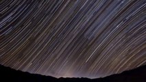 Des trainées d’étoiles filmées en time-lapse dans le ciel indien
