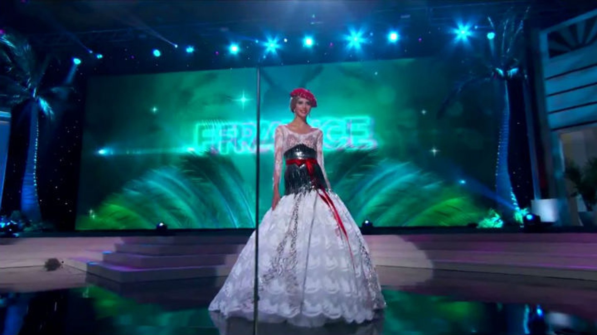 Miss Univers - défilé en costumes traditionnels - Vidéo Dailymotion