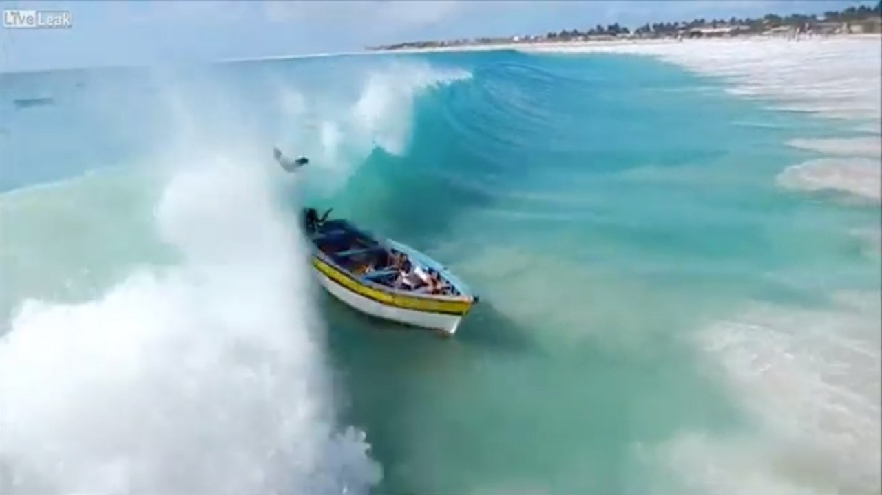 Une vague détruit un bateau au Cap-Vert