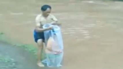 Pour traverser la rivière, ces Vietnamiens utilisent une technique inattendue !