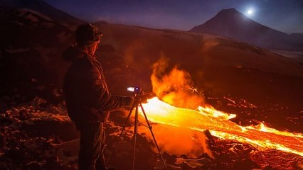 Des photographes s'aventurent à côté d'un volcan en éruption