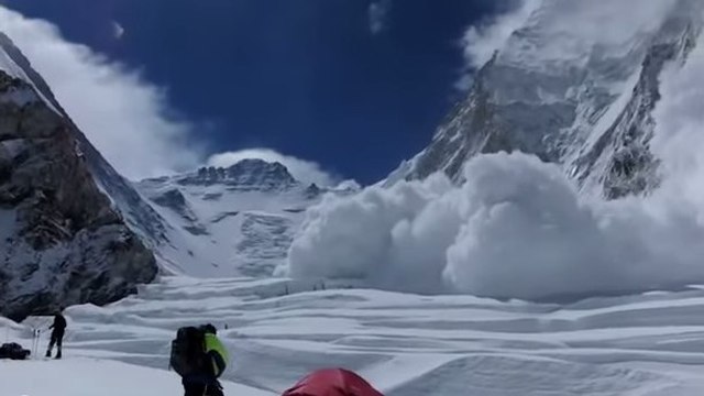 Des alpinistes surpris par une impressionnante avalanche sur l'Everest