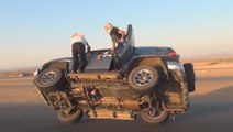 Ces Saoudiens ont une technique extraordinaire pour changer leur roue