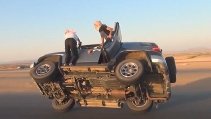 Ces Saoudiens ont une technique extraordinaire pour changer leur roue