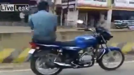 Cet Indien fait de la moto sans les mains !