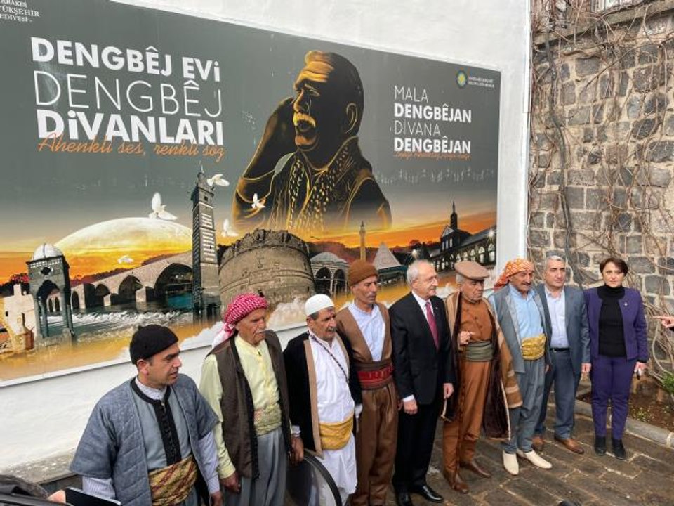 Kılıçdaroğlu, Diyarbakır'da esnafı ziyaret etti, partisine katılanlara rozet taktı Açıklaması