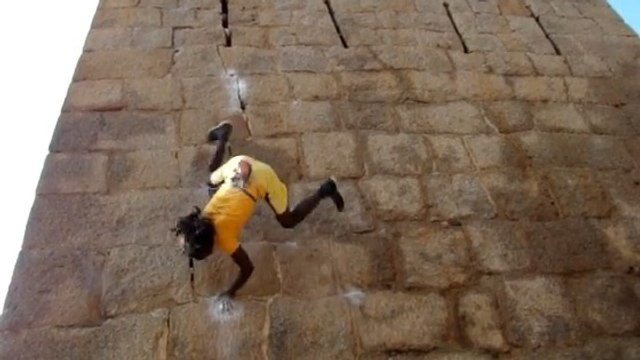 Cet Indien escalade les murs à mains nues !
