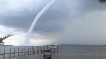 Une trombe marine se forme dans le ciel de Floride