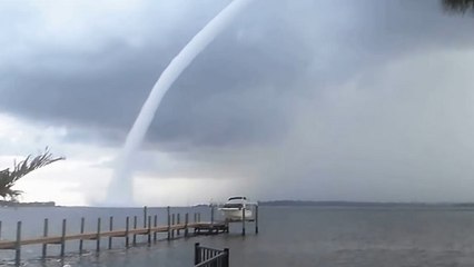 Une trombe marine se forme dans le ciel de Floride