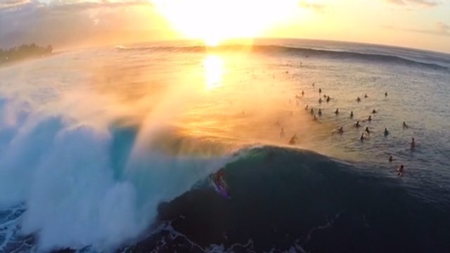 Les impressionnantes images de surfeurs filmés en pleine action à Hawaï