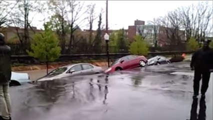 Des voitures englouties par une rue à Baltimore
