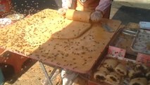 Un Chinois fabrique des gâteaux au milieu des abeilles