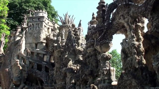 Visitez le Palais du facteur Cheval, ce joyau architectural unique au monde construit par un facteur français