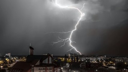 Pologne : l'incroyable time-lapse d'un orage nocturne