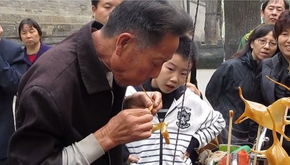 Chine : un artiste de rue fabrique des animaux avec du sucre fondu