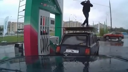 Russie : un employé de station-service se met à danser sur une voiture