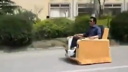 Un Chinois se balade sur un étonnant siège roulant