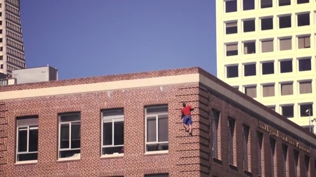 Etats-Unis : regardez cet homme escalader des bâtiments à mains nues