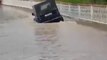 Russie : un conducteur téméraire tente de traverser un pont inondé