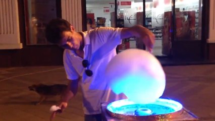 Russie : l'extraordinaire technique d'un vendeur de barbe à papa