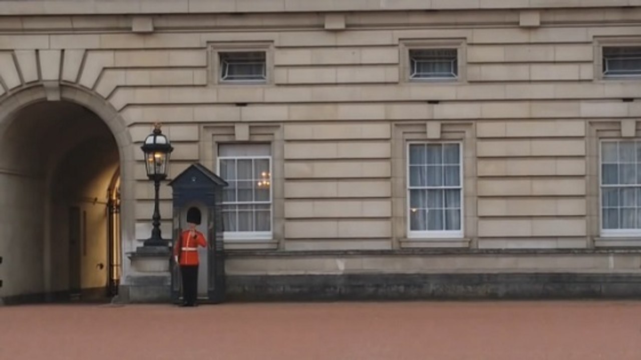 Londres : un garde royal fait des pirouettes de...
