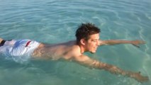 Nager dans la mer Morte, une expérience qui vaut le détour