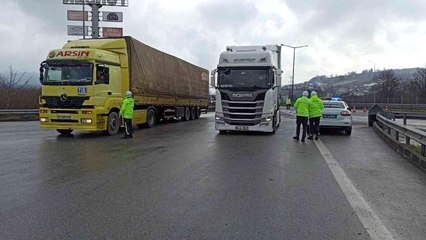 Tải video: TEM Otoyolu Düzce kesiminde tırların geçişine izin verilmiyor