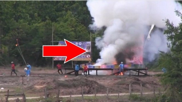 Des Thaïlandais construisent une extraordinaire fusée artisanale