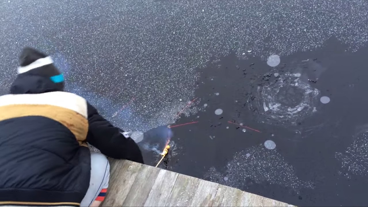 Suède : voilà ce que ça fait de tirer un feu d'artifice sous la glace
