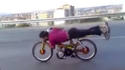 L'incroyable acrobatie d'un Marocain sur sa mobylette