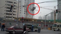 Un ouvrier chinois mène une intervention à haut risque en plein carrefour