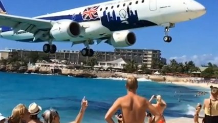 L'incroyable atterrissage d'un avion filmé sur une plage de Saint-Martin