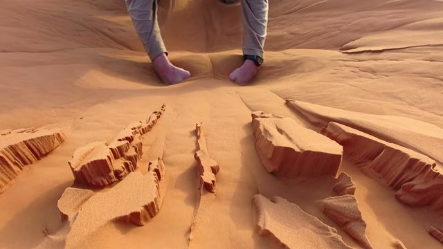 Voilà ce qui se passe quand on joue avec le sable du Sahara au Maroc