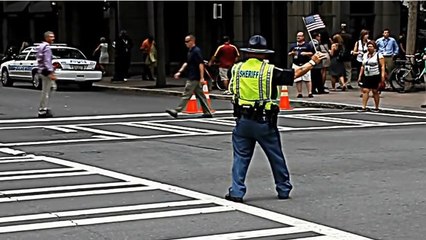 Ce policier américain a une manière très spéciale de faire la circulation