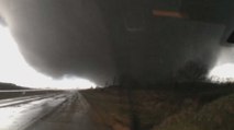 Un automobiliste capture d'effrayantes images au coeur d'une tornade dans l'Illinois