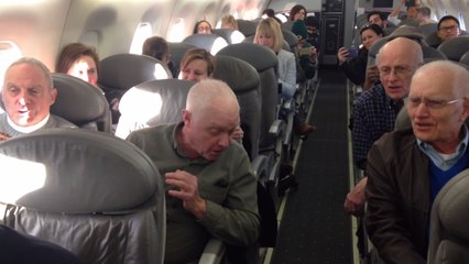 Etats-Unis : les passagers d'un avion retardé donnent un concert improvisé