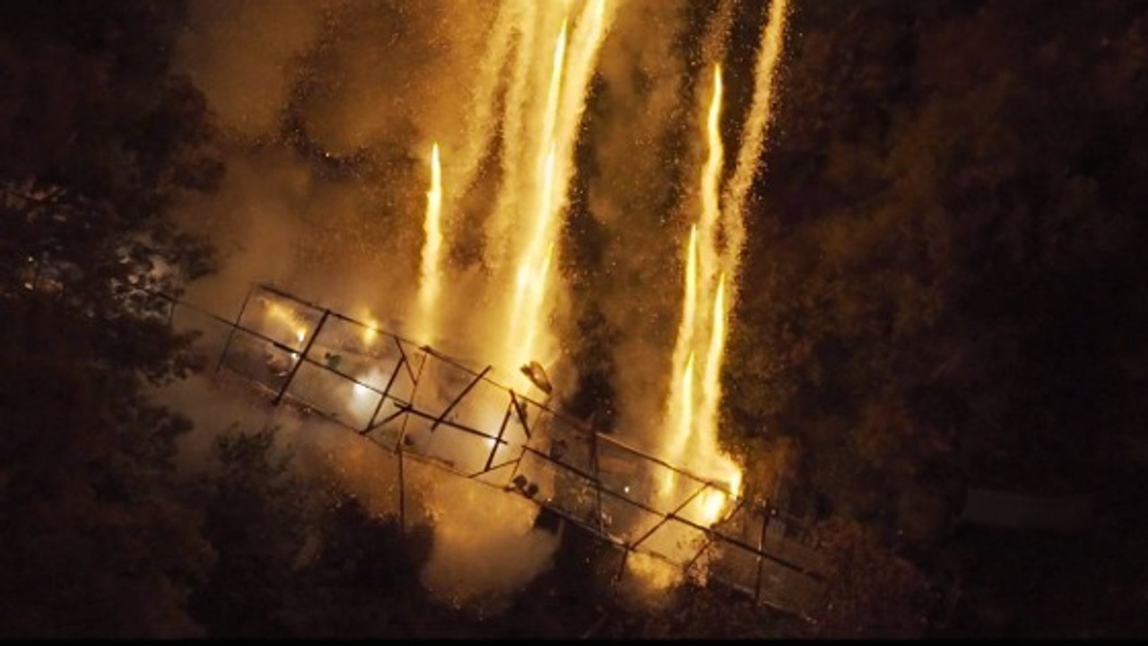 Découvrez l'extraordinaire bataille de feux d'artifice entre ces deux églises grecs