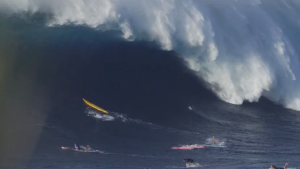 Des surfeurs se font engloutir par une vague gigantesque à Hawaï