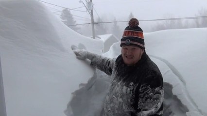 Un Canadien montre l'incroyable mur de neige qui s'est formé devant chez lui