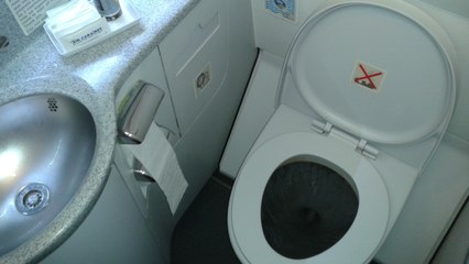 Que se passe-t-il quand on tire la chasse d'eau dans l'avion?