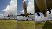 Au Costa Rica, un avion passe tout près d'un caméraman