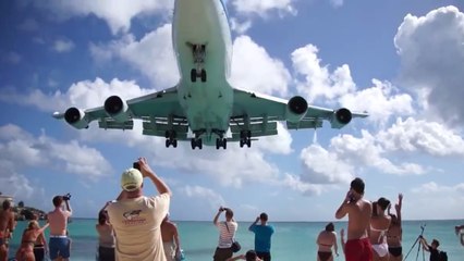 À St-Martin, les avions atterrissent à un cheveu des touristes
