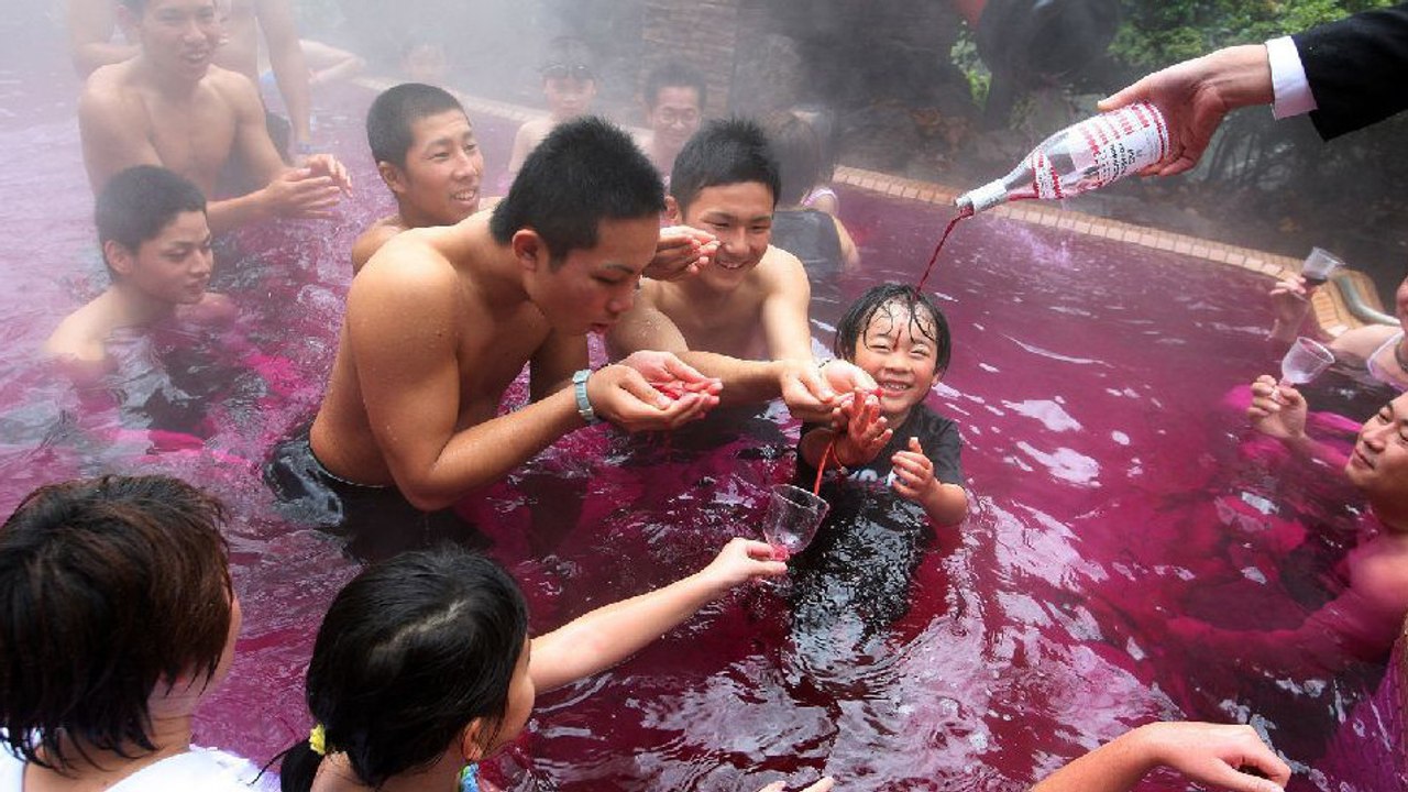 Se baigner dans ses boissons préférées, la nouvelle mode des japonais