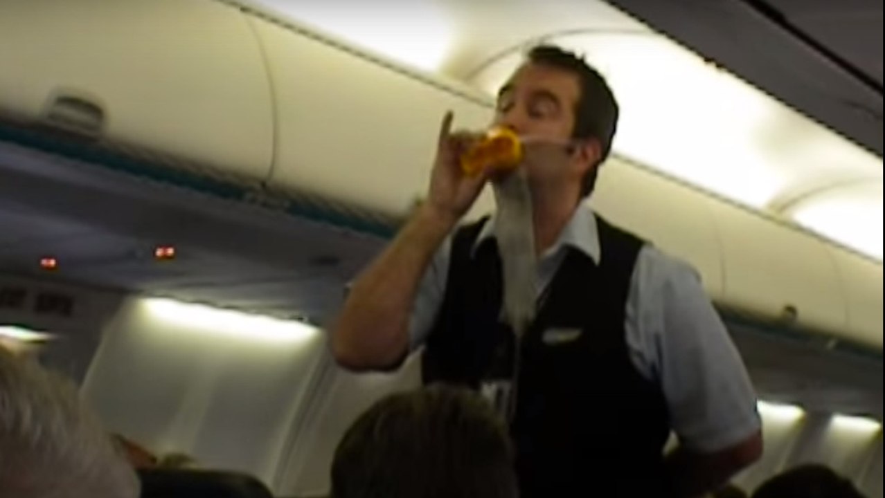 Quand un steward présente les consignes de sécurité d'une façon hilarante